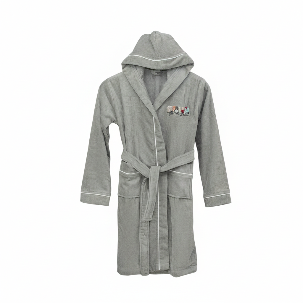 Детски халат Стронгър в сив цвят с бродерия - мек памучен халат с качулка
